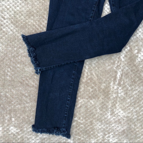 3/$20🌸 Aeropostale Skinny Frayed Hem Jeans - Picture 3 of 7